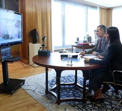 Don Felipe y Doña Letizia en el transcurso de su videoconferencia con Projecte Home Balears